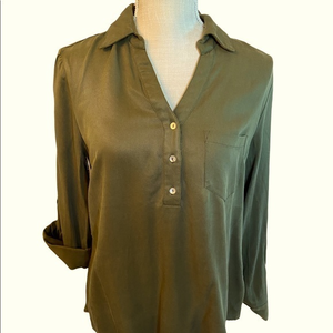 Kut from kloth size XS olive‎ green 1/4 button pullover shirt sleeve up or down